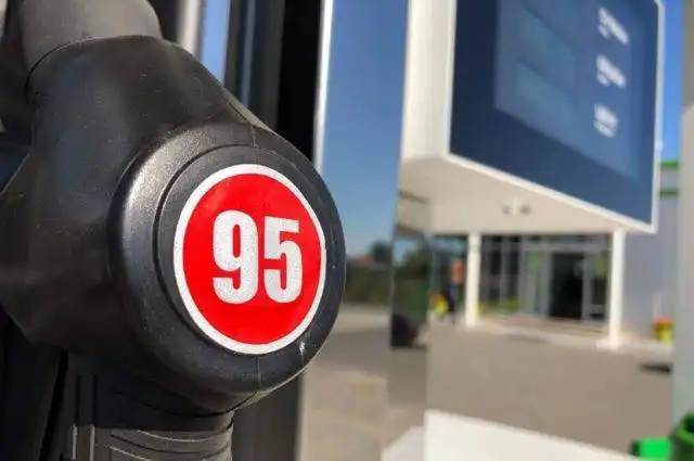 Продажа бензина АИ-95 на заправке Лукойл
