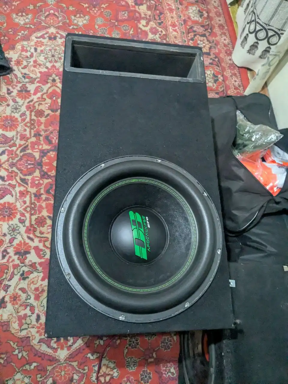 Продажа сабвуфера с коробом в Новокузнецке