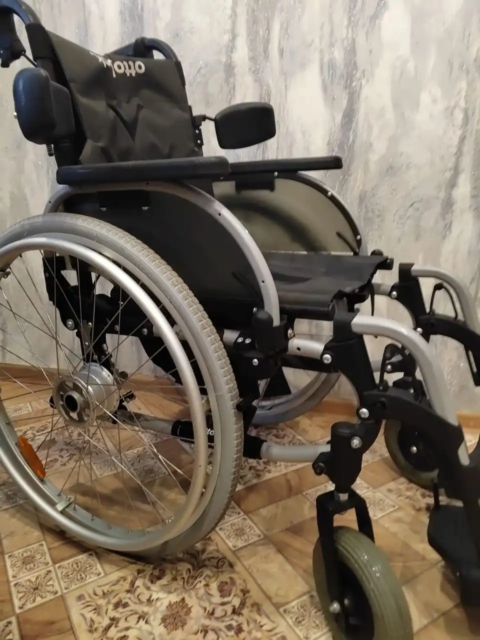 Продам новое кресло с тормозами и запчастями