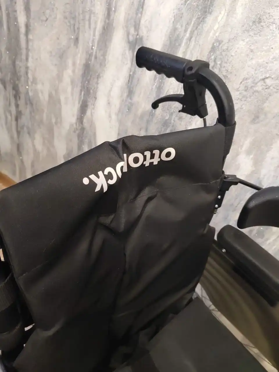 Продам новое кресло с тормозами и запчастями