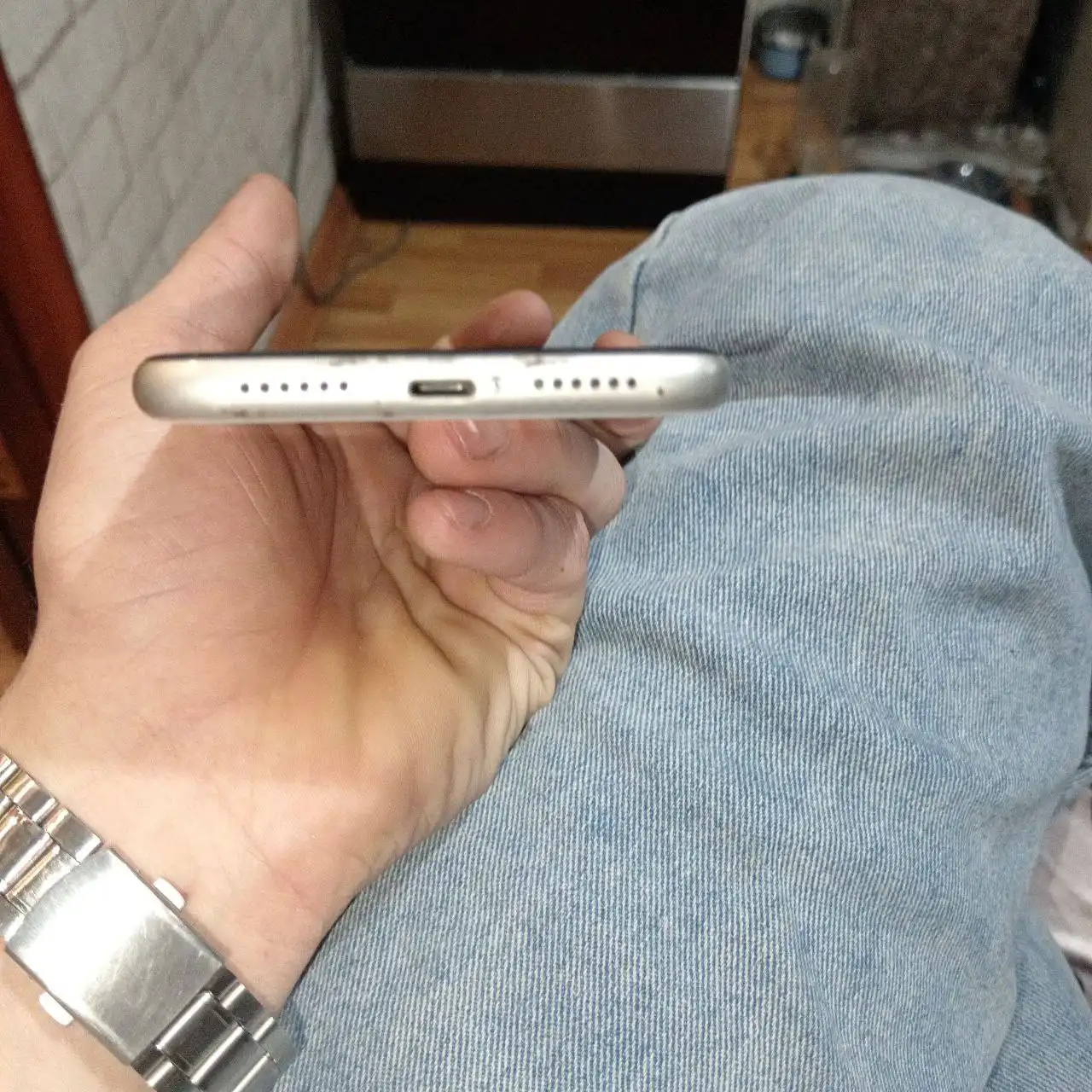 Продам iPhone 11 с разбитым экраном