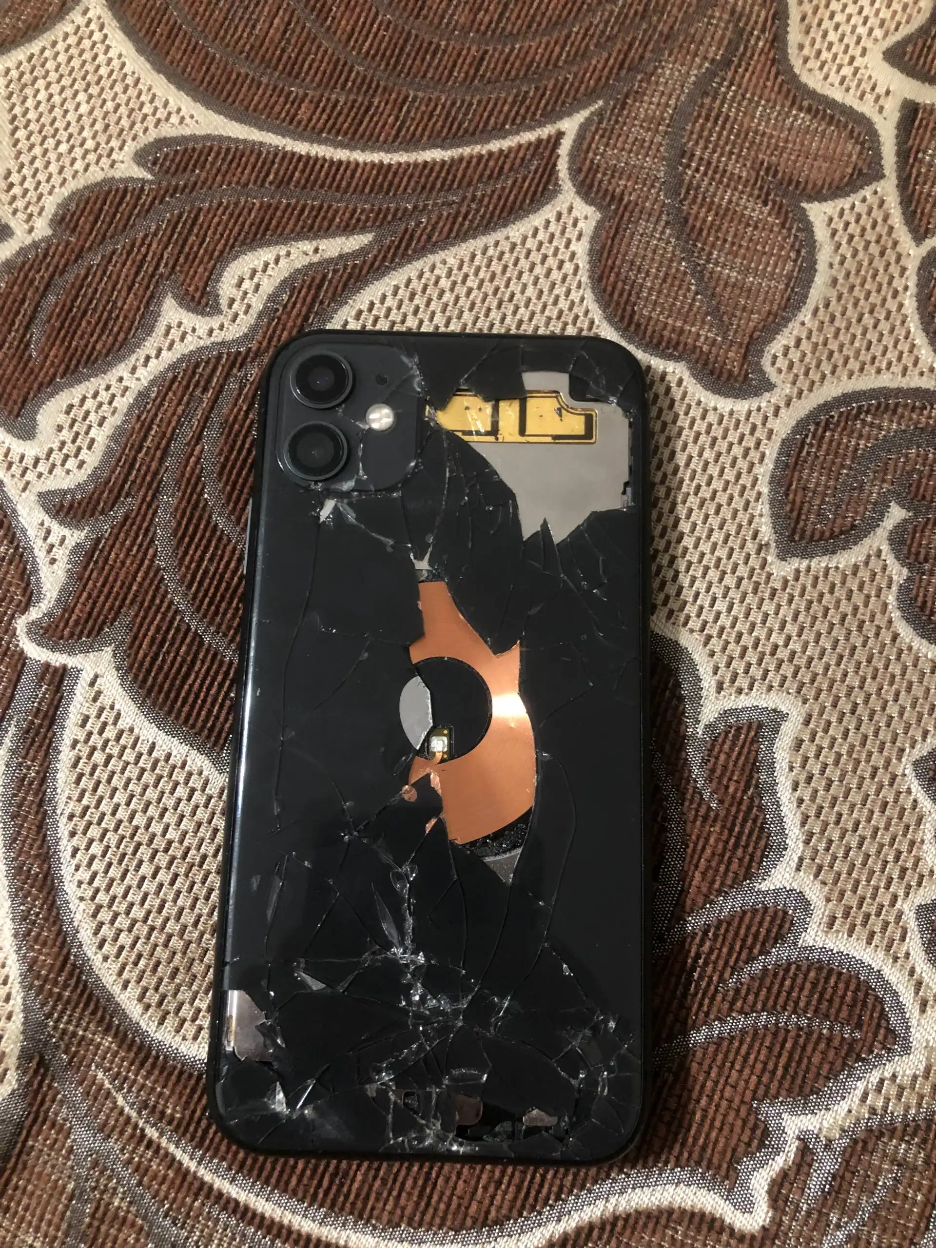 Продается iPhone 11 на запчасти