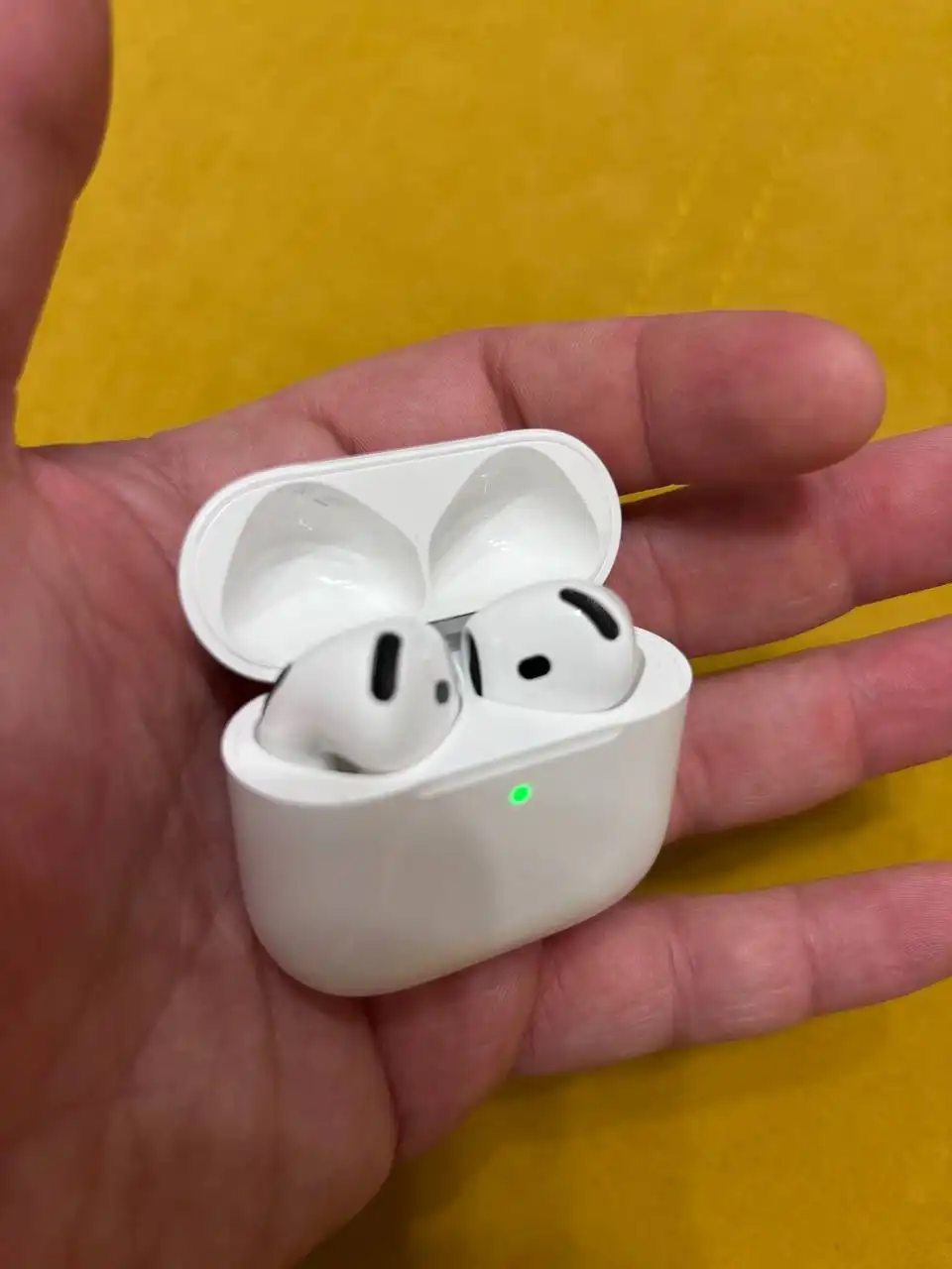 Продам новые запакованные наушники AirPods 4