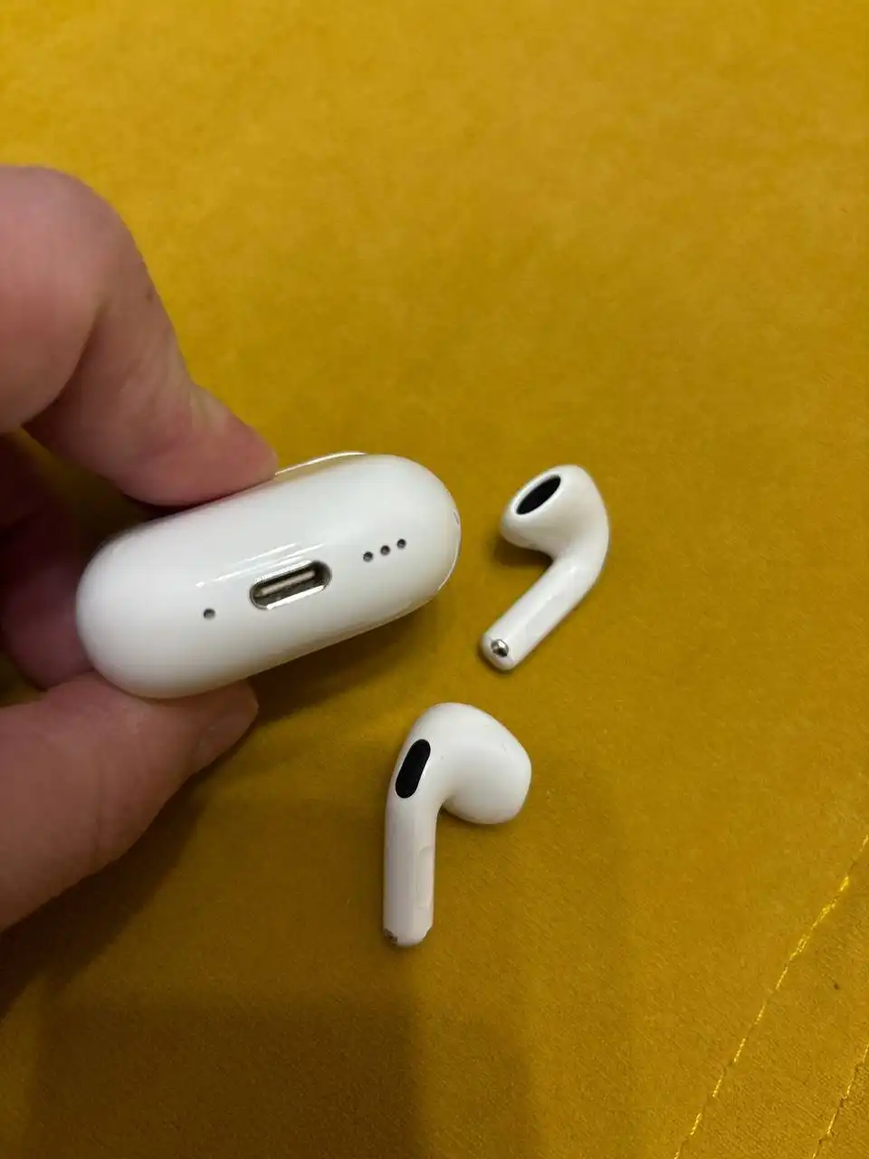 Продам новые запакованные наушники AirPods 4