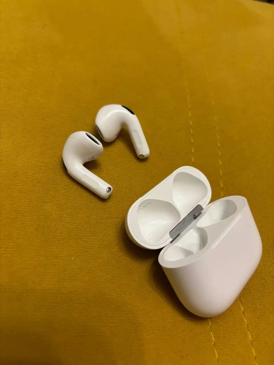Продам новые запакованные наушники AirPods 4