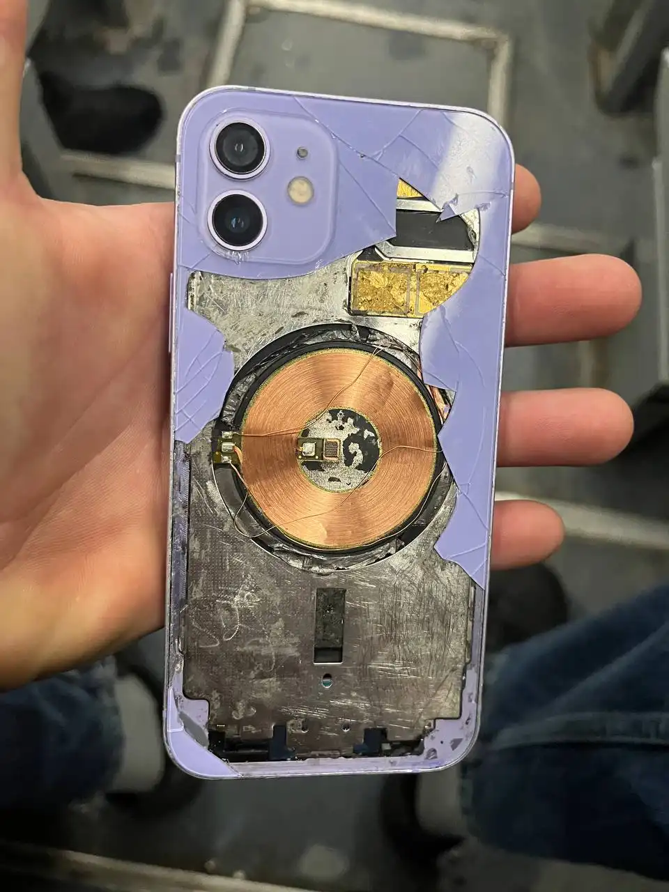 Продам iPhone 12 с разбитой задней крышкой