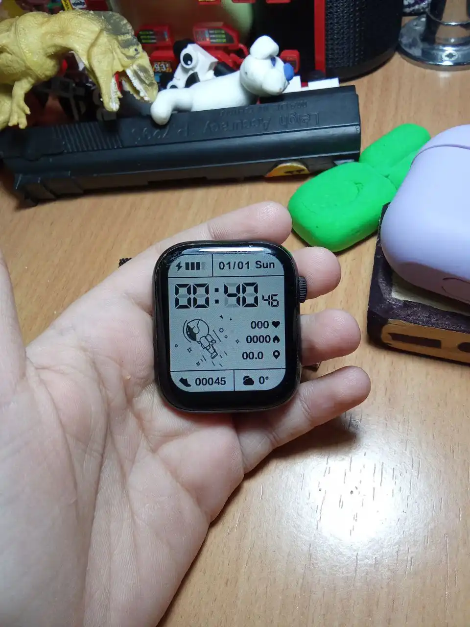 Продам смарт-часы с ремешком и зарядкой