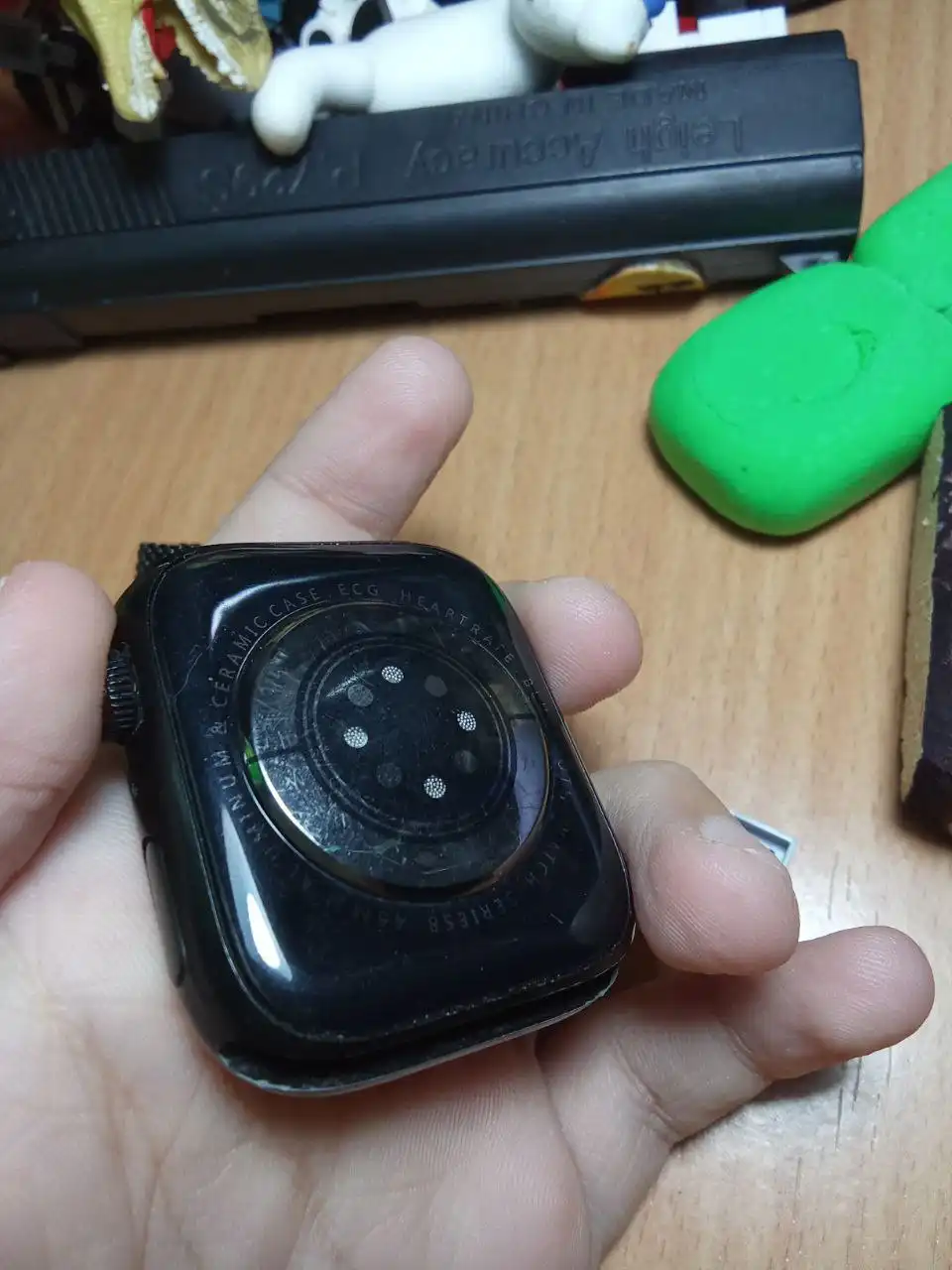 Продам смарт-часы с ремешком и зарядкой