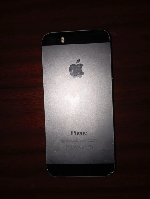 Продам айфон 5с с неработающей камерой и фонариком - Компьютеры в Новокузнецк