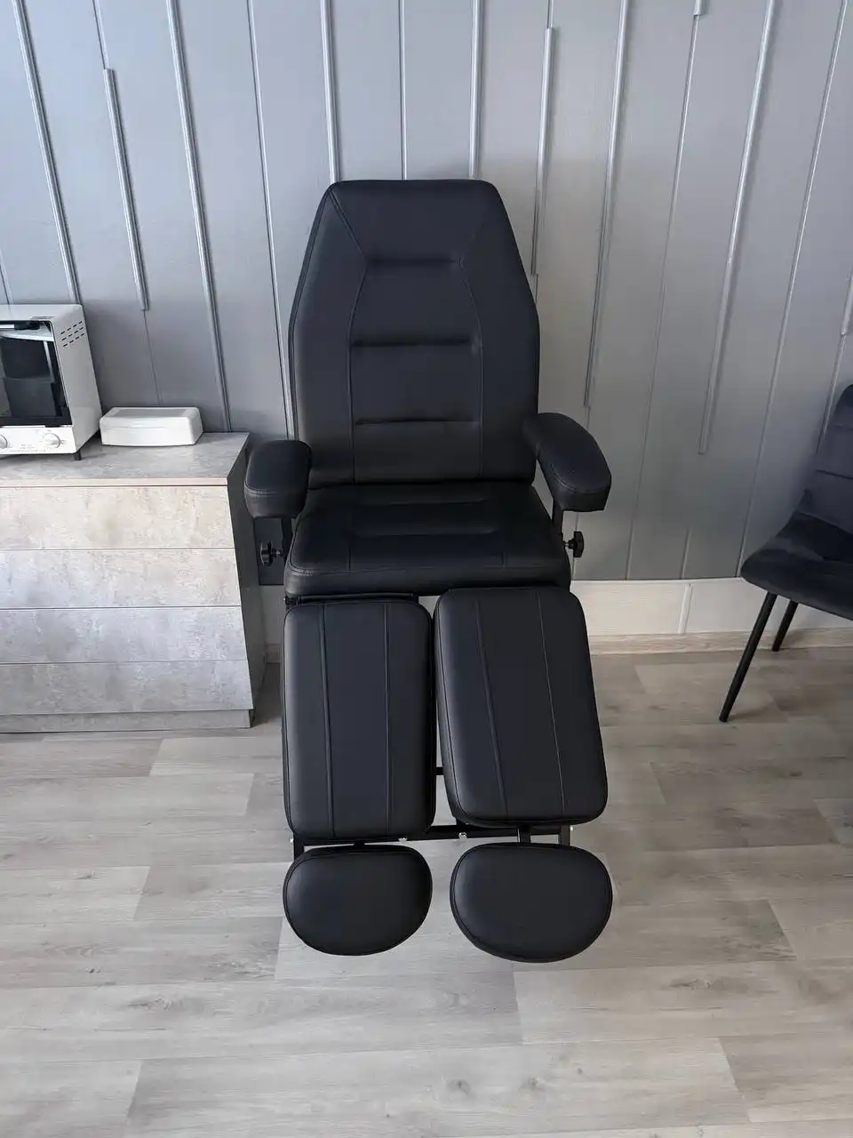 Продажа новых столов, педикюрного кресла и консоли с зеркалом - Барахолка в Новокузнецк