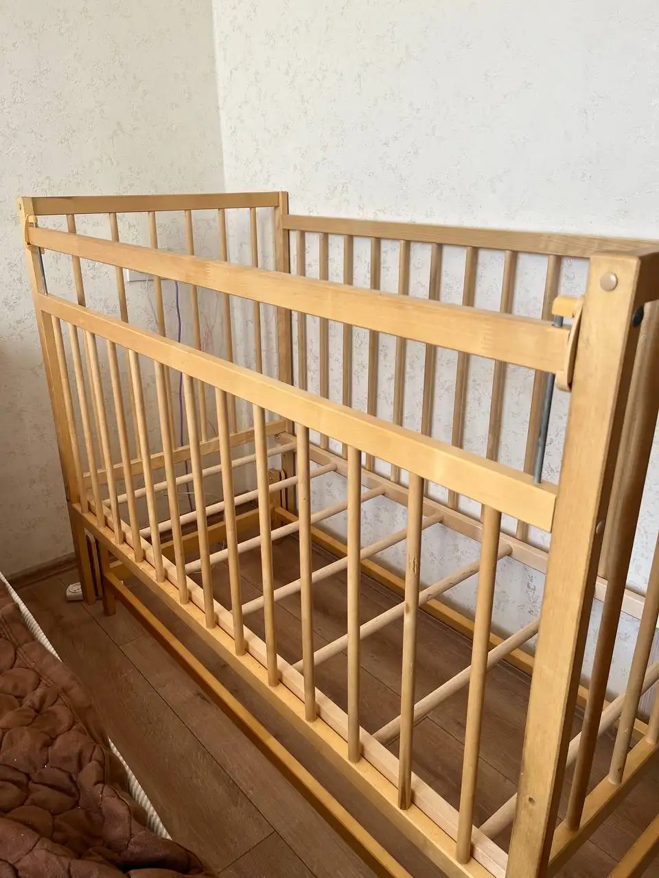 Продам кроватку с маятником и комплектом постельного белья - Детская мебель (Товары для детей) в Новокузнецк