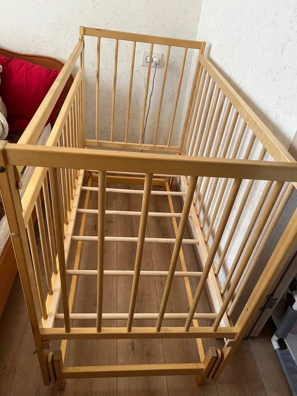 Продам кроватку с маятником и комплектом постельного белья - Детская мебель (Товары для детей) в Новокузнецк