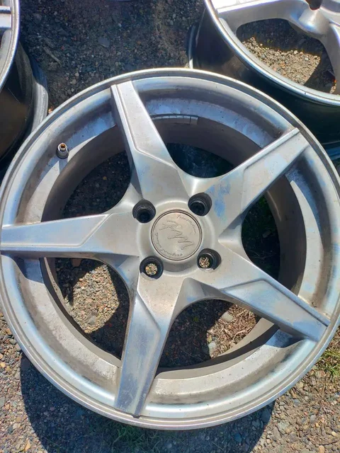 Диски R15 4x100 с незначительным повреждением - Запчасти в Новокузнецк