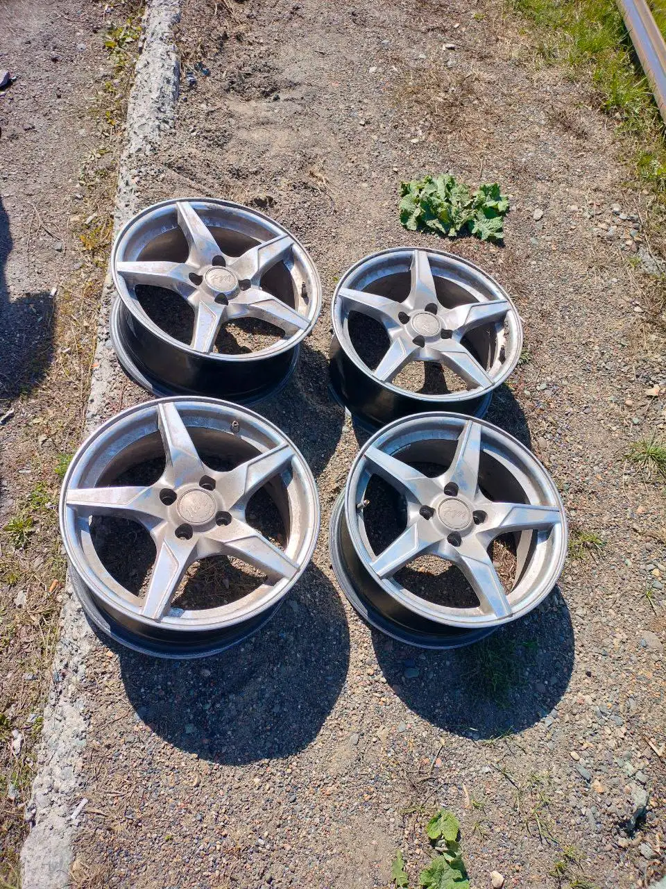 Диски R15 4x100 с незначительным повреждением - Диски (Запчасти) в Новокузнецк