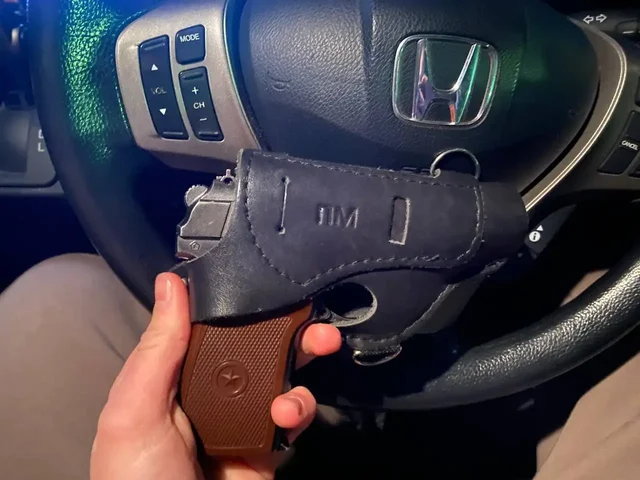 Продам пневматический пистолет 4,5 мм - Оружие и аксессуары в Новокузнецк