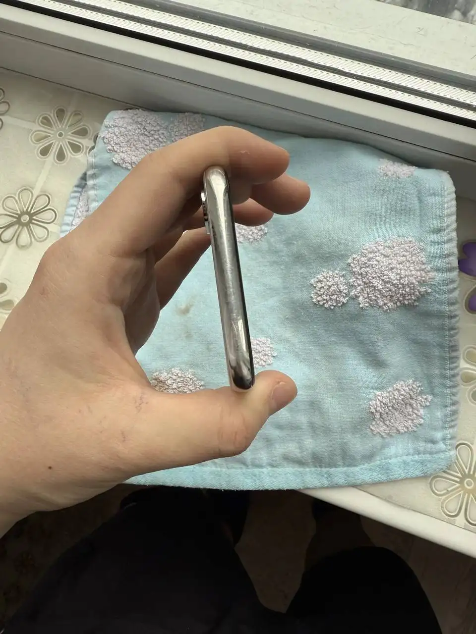 Продам iPhone X с АКБ 79%, коробкой и небольшим сколом - Смартфоны (Электроника) в Новокузнецк