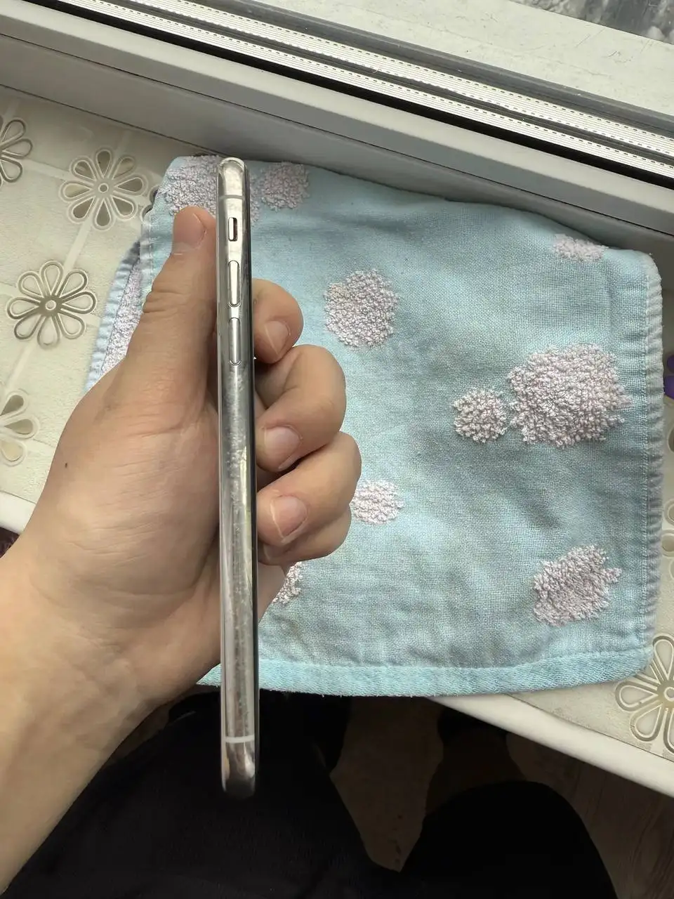 Продам iPhone X с АКБ 79%, коробкой и небольшим сколом - Смартфоны (Электроника) в Новокузнецк