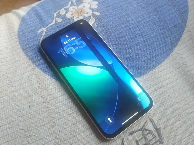 iPhone 12 64 Гб белый с дефектом дисплея - Акустические системы в Новокузнецк