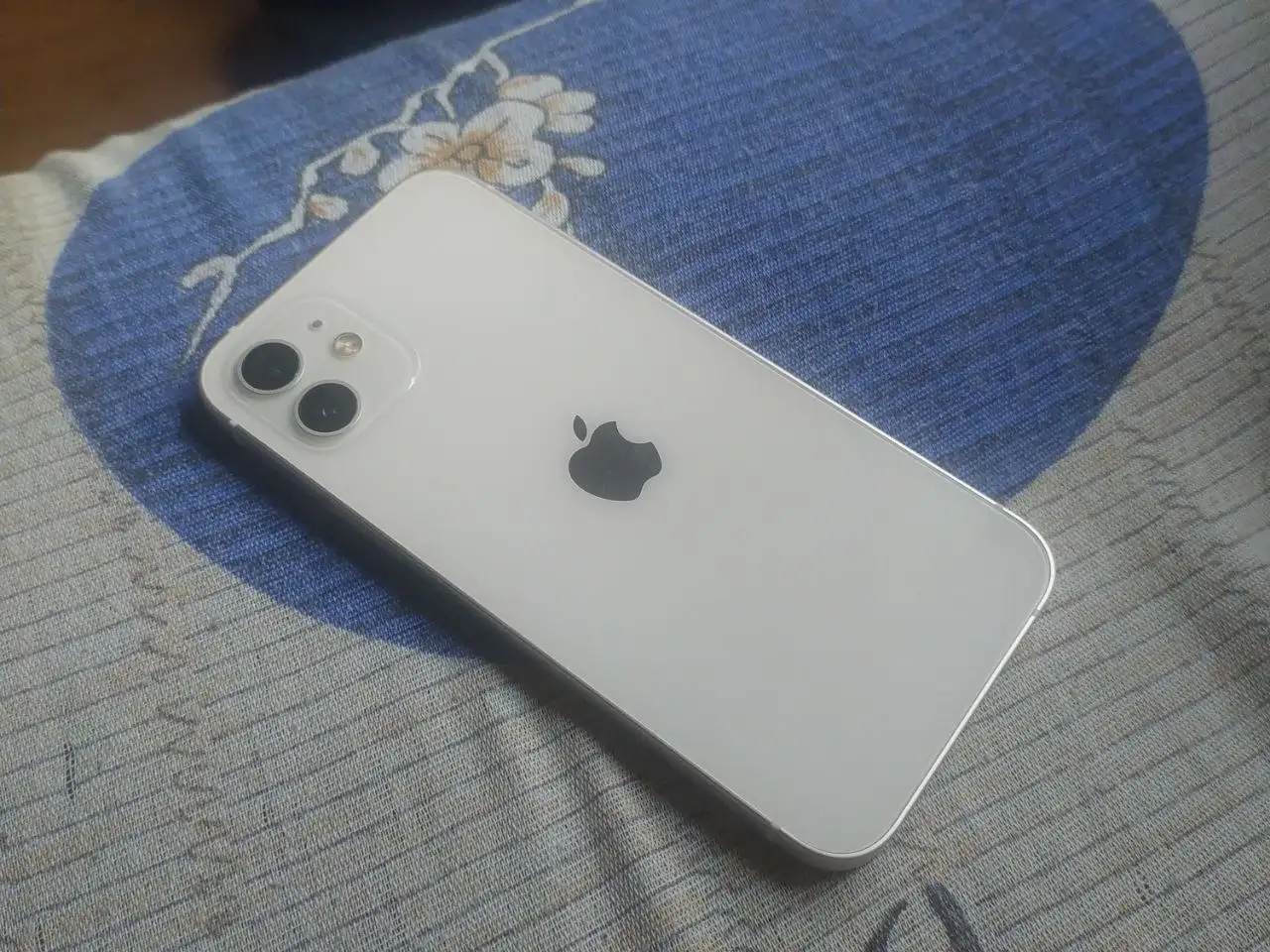 iPhone 12 64 Гб белый с дефектом дисплея - Смартфоны (Электроника) в Новокузнецк