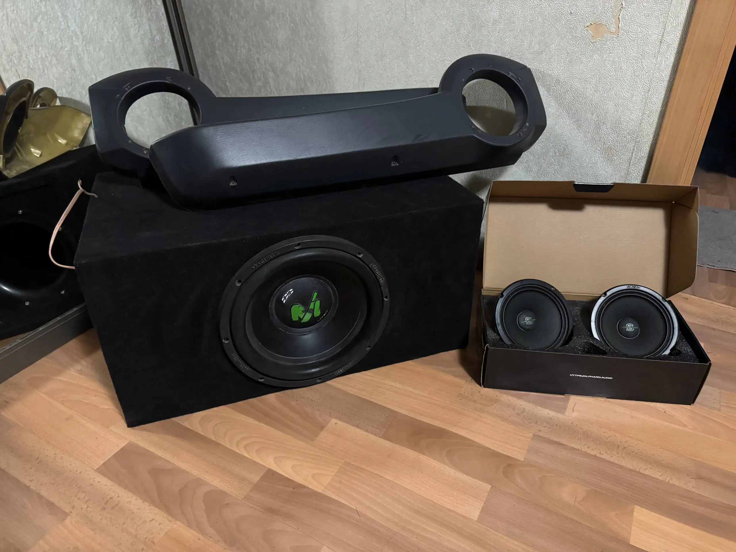 Продам сабвуфер, подиумы и динамики - Автозвук (Авто) в Санкт-Петербург