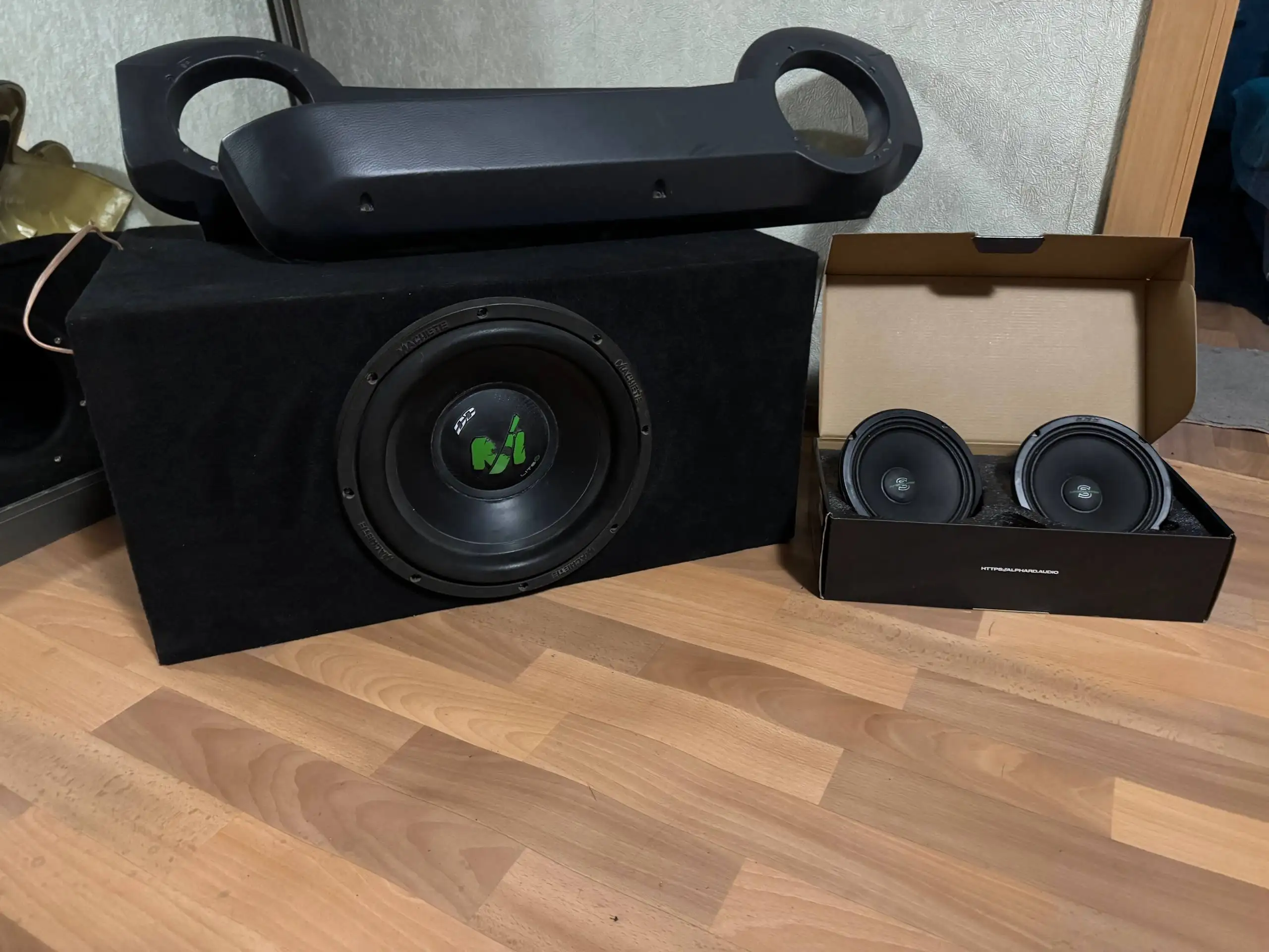 Продам сабвуфер, подиумы и динамики - Автозвук (Авто) в Санкт-Петербург