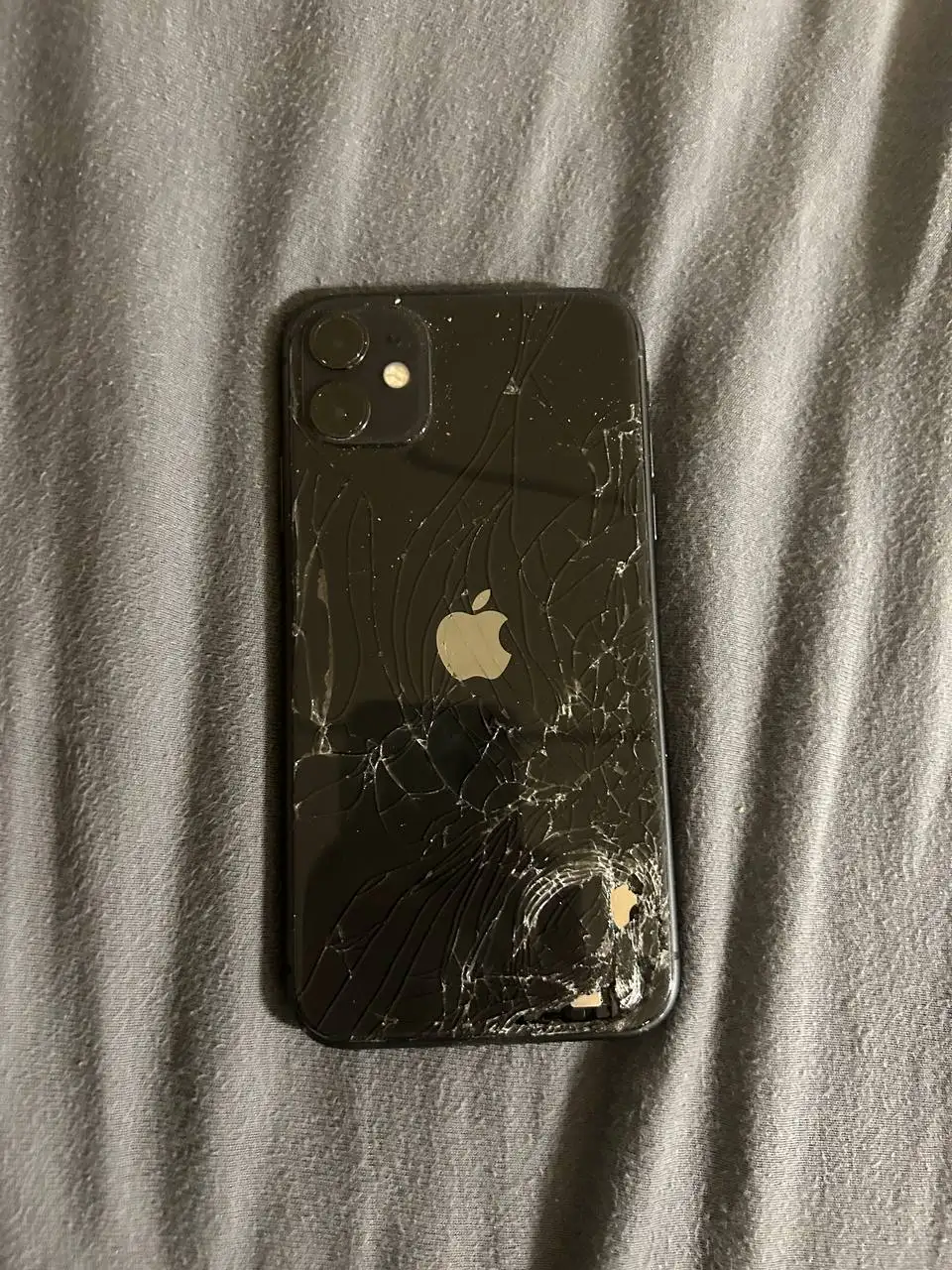 Айфон 11 с разбитым стеклом - Мобильные телефоны и аксессуары (Электроника) в Новокузнецк