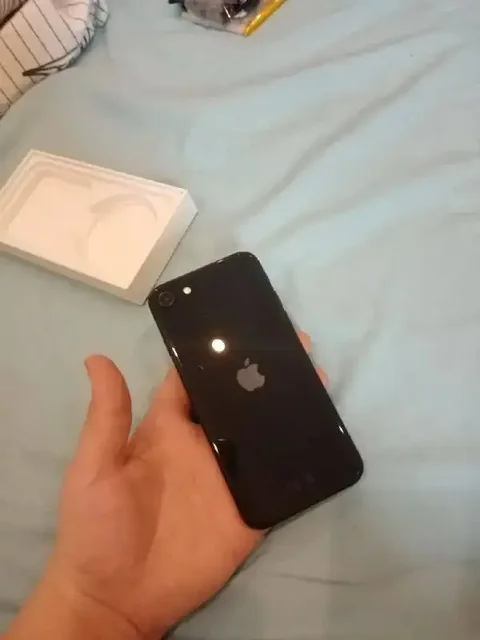 iPhone SE 2020 64GB с неисправной кнопкой Home - Компьютерные комплектующие в Новокузнецк