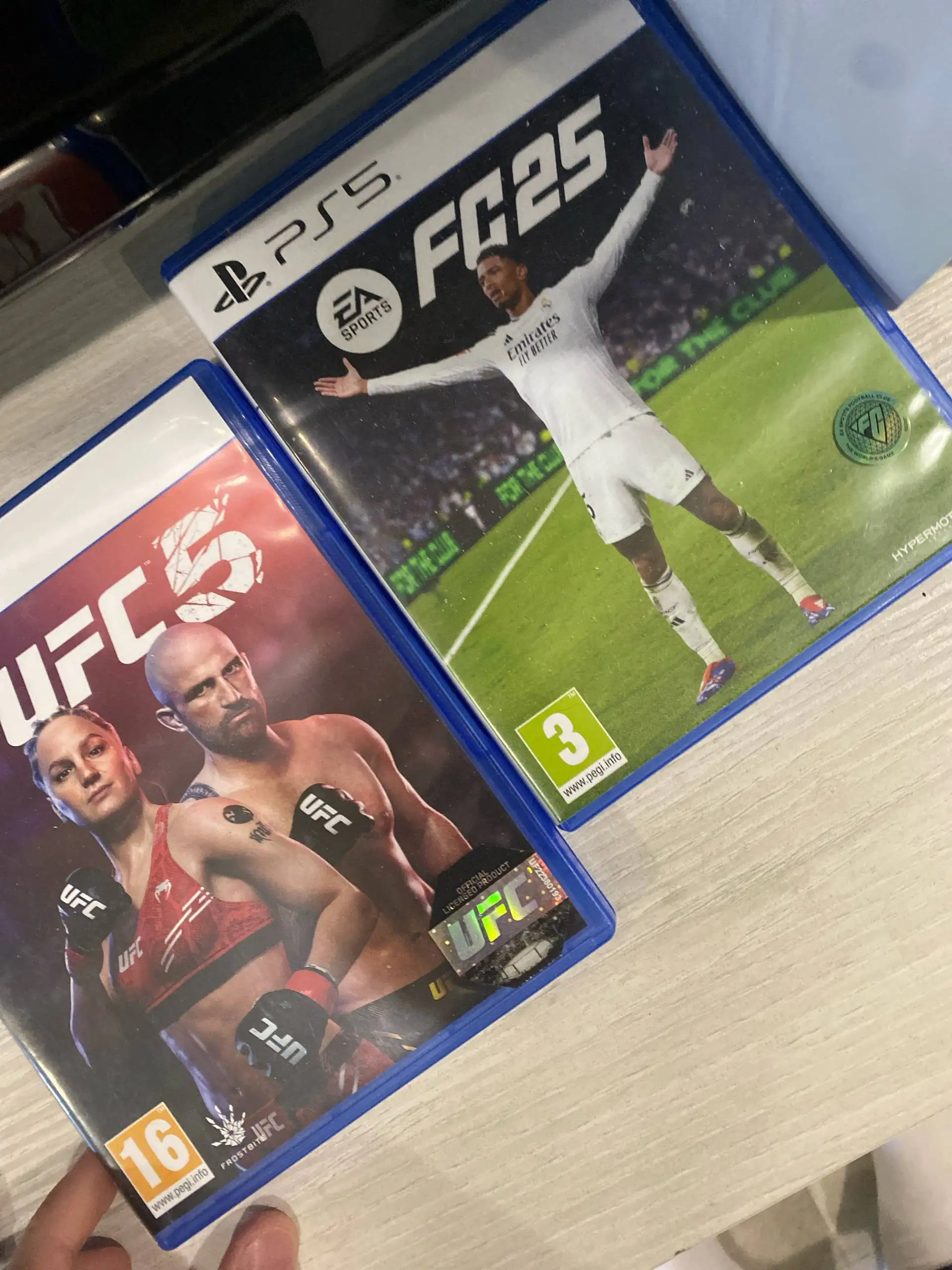 Продам PS5 с двумя джойстиками, подставкой и дисками - Игровые приставки (Электроника) в Новокузнецк