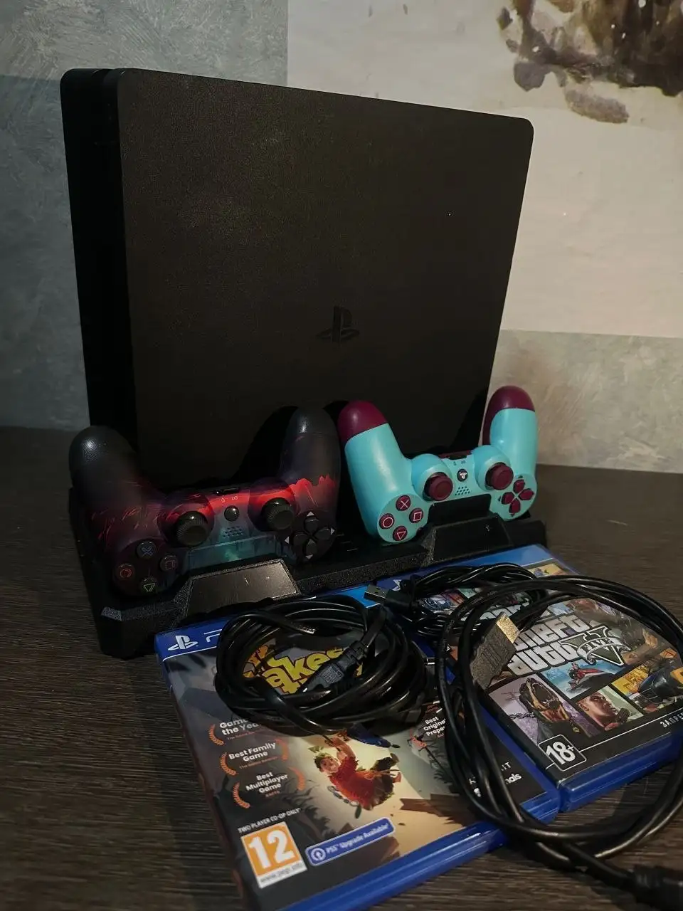 Продажа PlayStation 4 Slim 1TB с подпиской - Игры и приставки (Хобби и отдых) в Новокузнецк