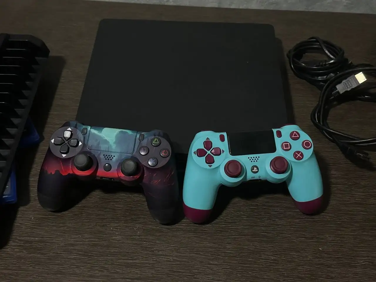 Продажа PlayStation 4 Slim 1TB с подпиской - Игры и приставки (Хобби и отдых) в Новокузнецк