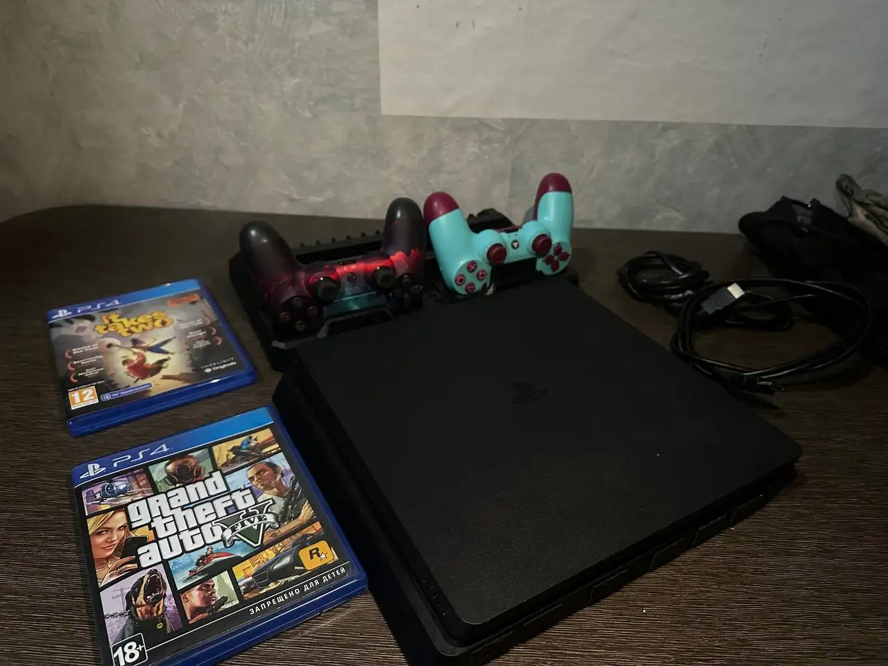 Продам PS4 Slim 1TB с двумя джойстиками и станцией охлаждения - Игровые приставки (Электроника) в Новокузнецк