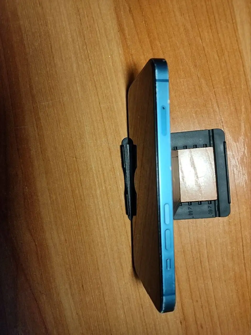 Продам iPhone 13 с царапинами и проблемой зарядки - Смартфоны (Электроника) в Новокузнецк