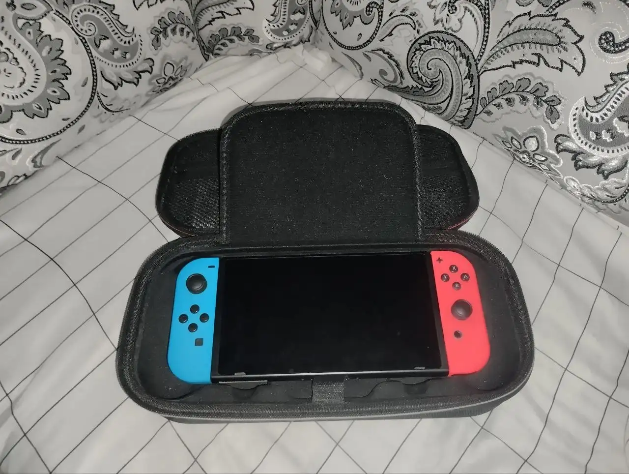 Продам Nintendo Switch с кейсом и Zelda Breath of the Wild - Игры и приставки (Электроника) в Новокузнецк