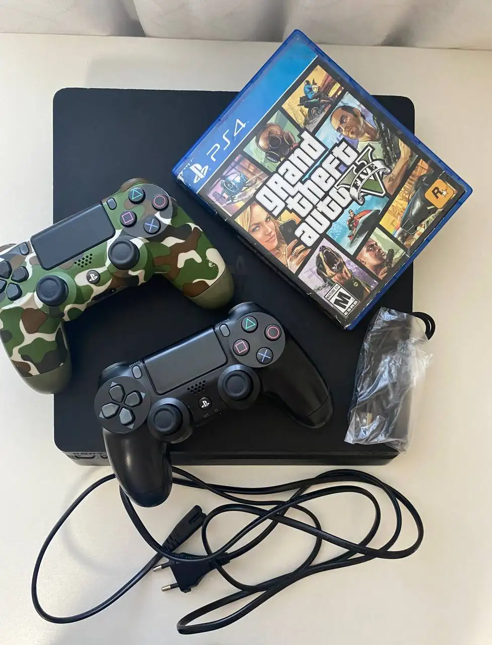 Продаю PS4 Slim 1TB с двумя геймпадами и GTA V в Новокузнецке - Игровые приставки (Электроника) в Новокузнецк