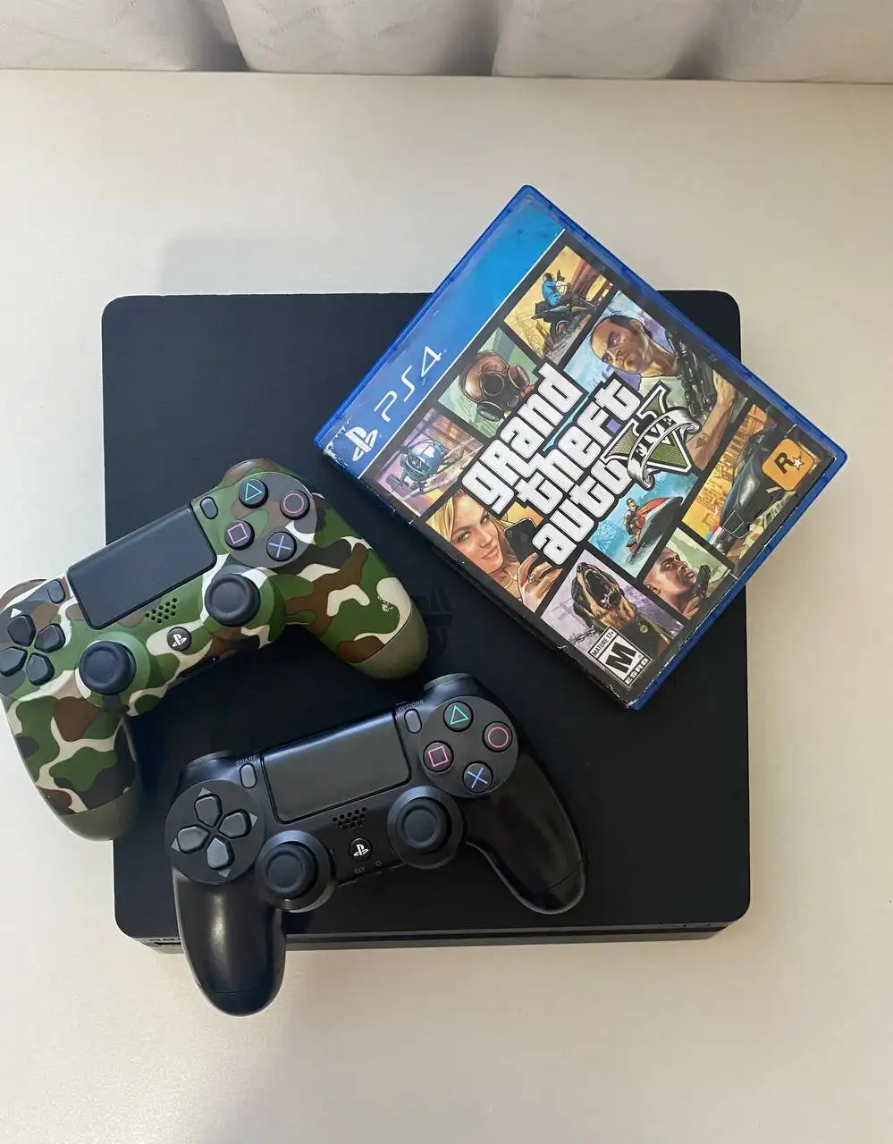 Продаю PS4 Slim 1TB с двумя геймпадами и GTA V в Новокузнецке - Игровые приставки (Электроника) в Новокузнецк