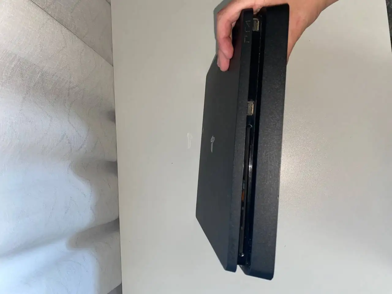 Продаю PS4 Slim 1TB с двумя геймпадами и GTA V в Новокузнецке - Игровые приставки (Электроника) в Новокузнецк