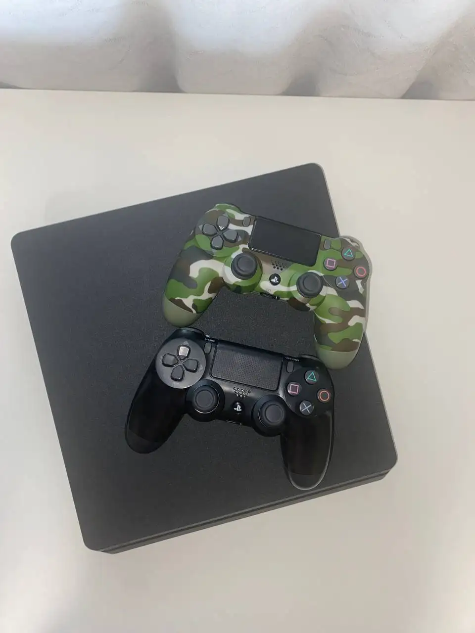 PS4 Slim 1 TB с двумя джойстиками - Консоли и игры (Электроника) в Новокузнецк