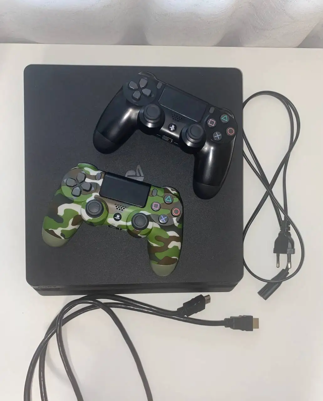 PS4 Slim 1 TB с двумя джойстиками - Консоли и игры (Электроника) в Новокузнецк