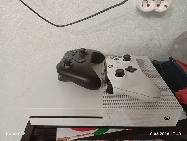 Xbox One S 1TB с играми и аксессуарами - Компьютерные комплектующие в Новокузнецк