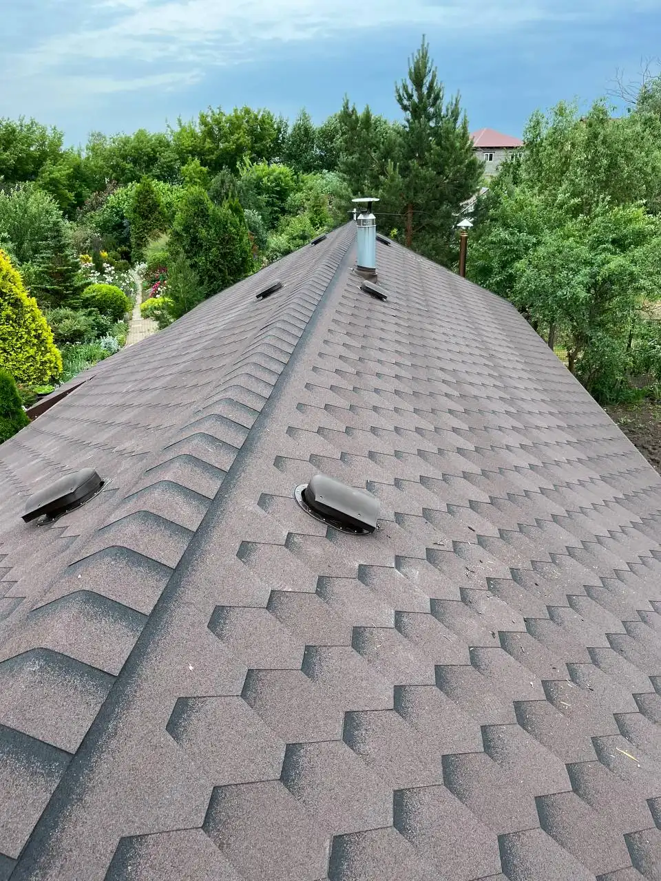 Установка снегозадержателей и монтаж кровли