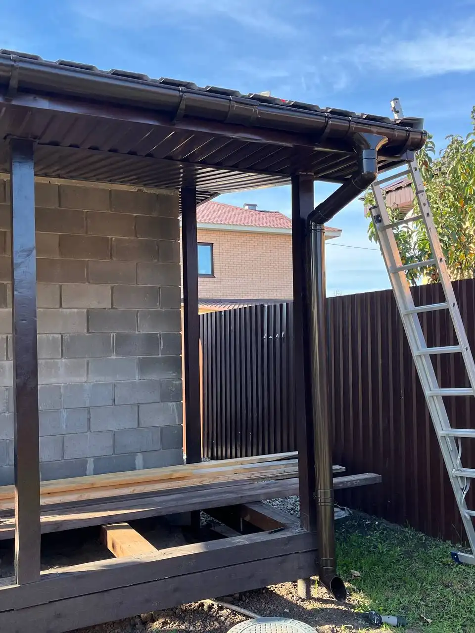 Установка снегозадержателей и монтаж кровли