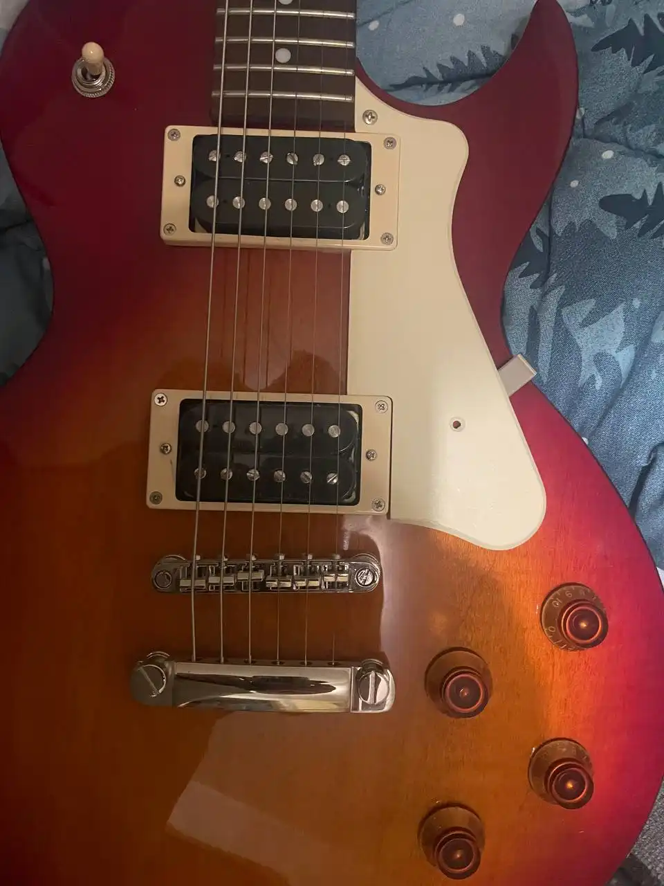 Продаётся электрогитара Cort Les Paul Z100