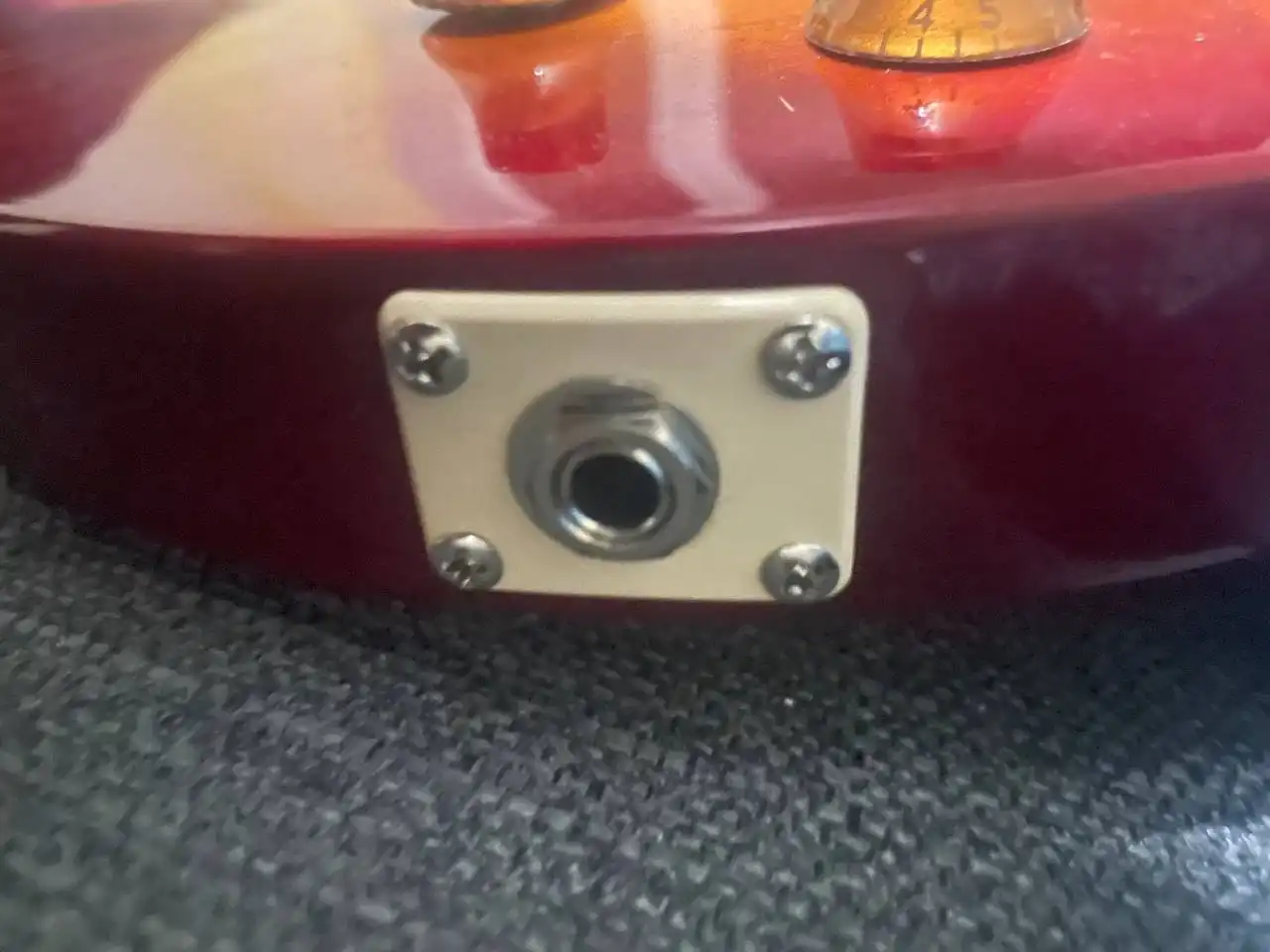 Продаётся электрогитара Cort Les Paul Z100