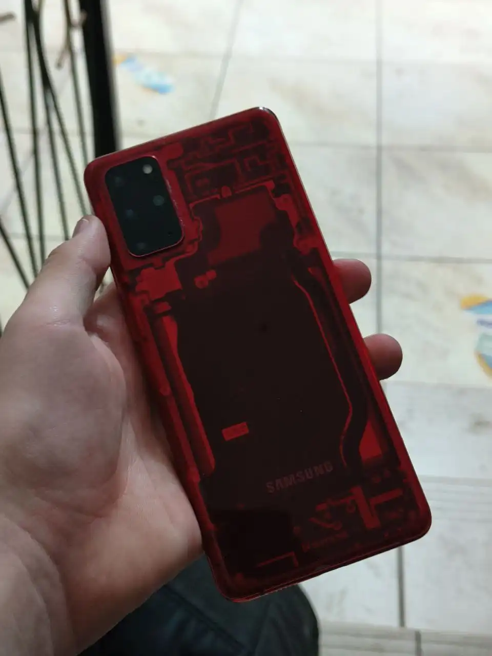 Продажа смартфона в отличном состоянии с кастомной крышкой