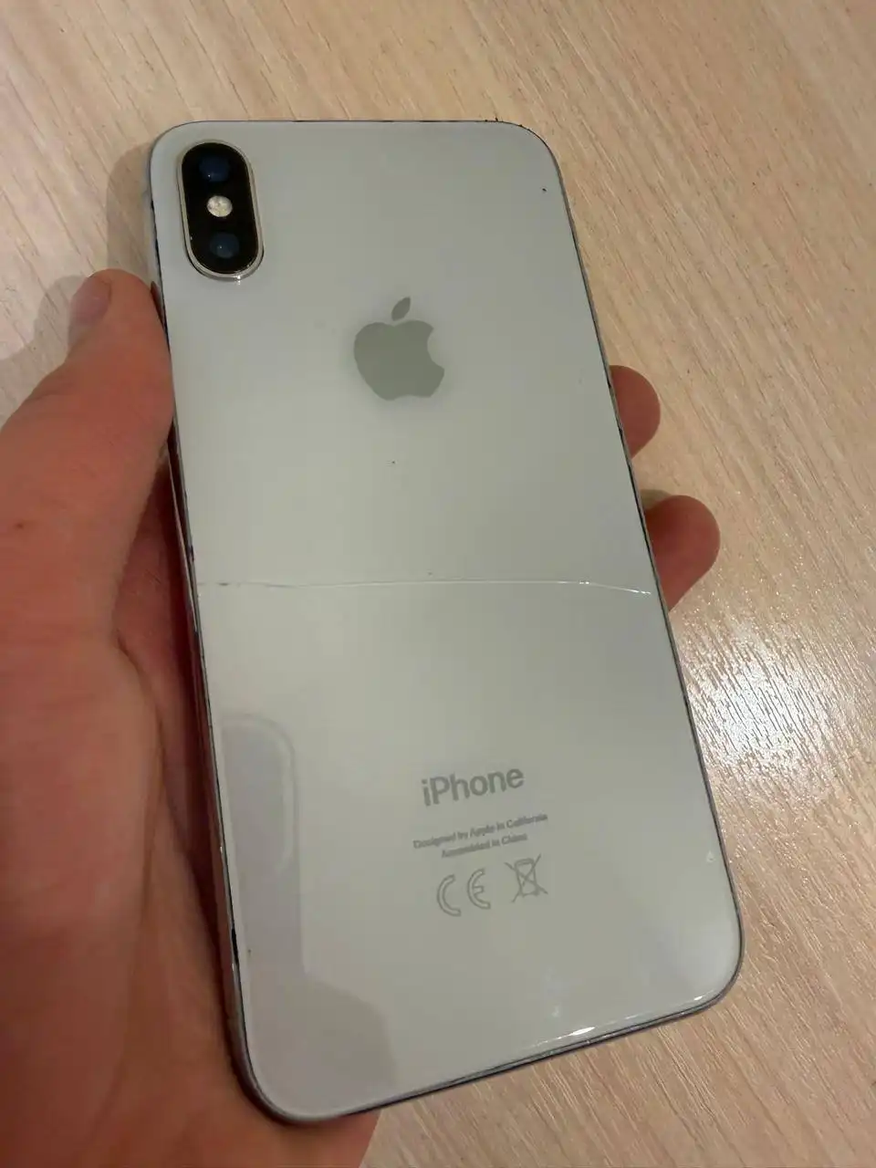 Продам iPhone X 64ГБ белый с разбитым экраном