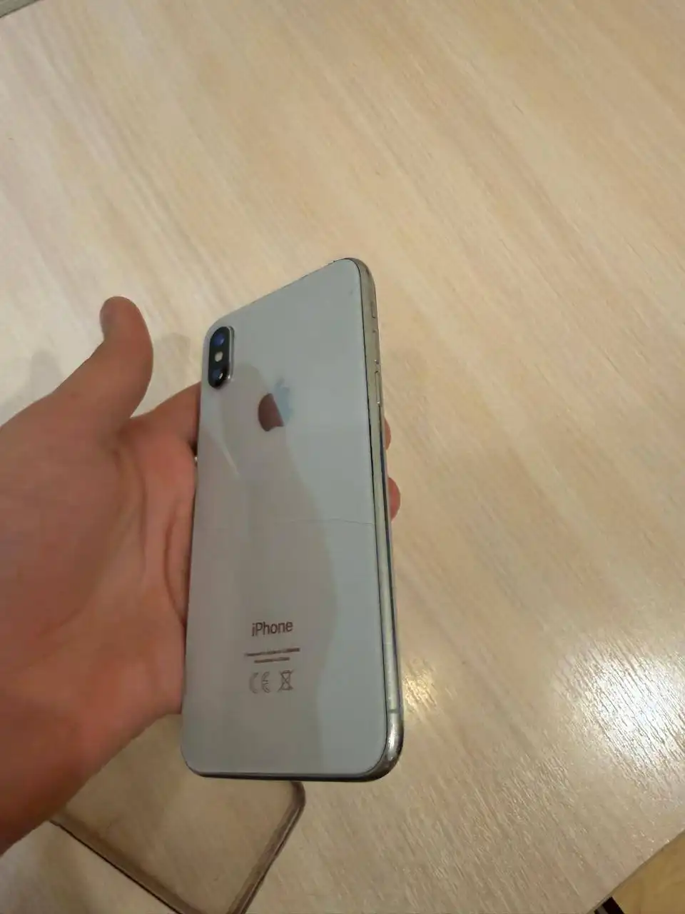 Продам iPhone X 64ГБ белый с разбитым экраном