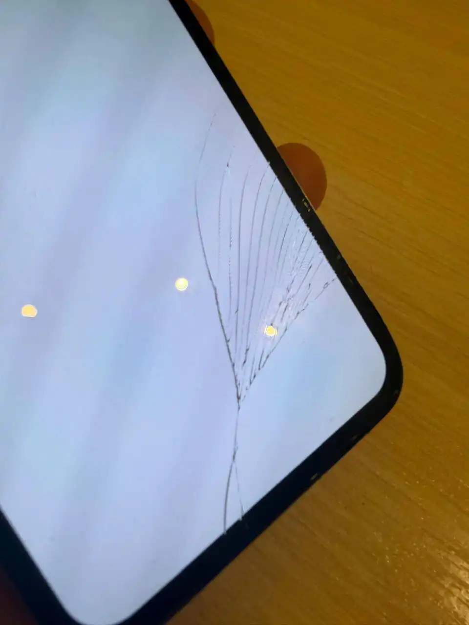 Продам iPhone X 64ГБ белый с разбитым экраном