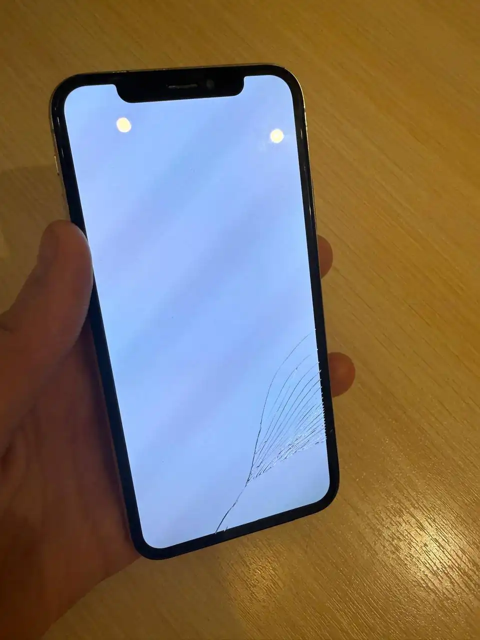 Продам iPhone X 64ГБ белый с разбитым экраном