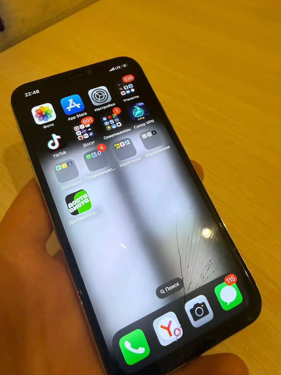 Продам iPhone X 64ГБ белый с разбитым экраном