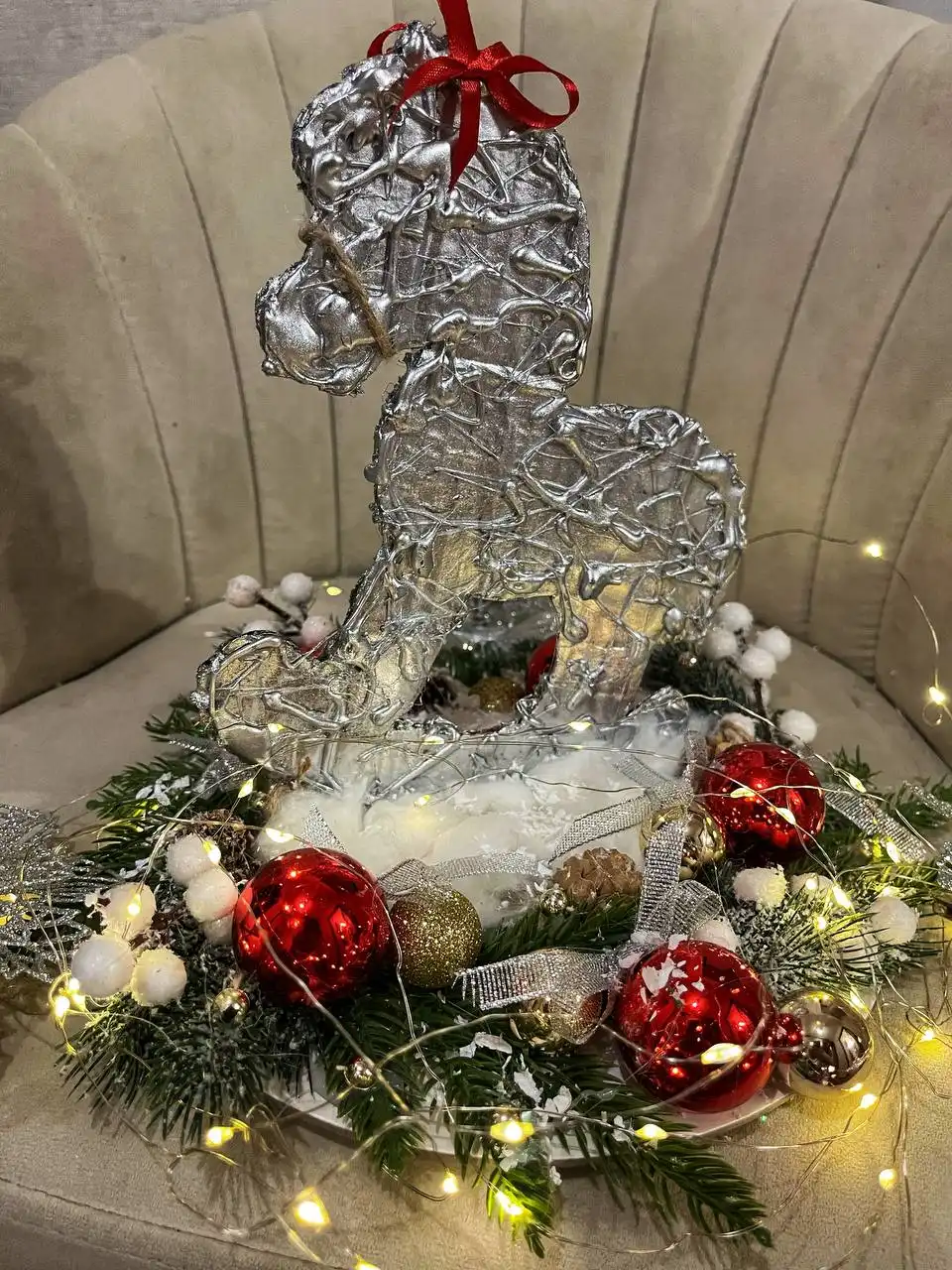 Новогодние композиции с лошадками для интерьера